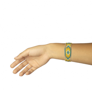 pulsera hecha a mano en tonos amarillo azul y blanco