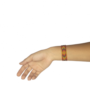 pulsera hecha en mostacilla en colores amarillo naranja y blanco