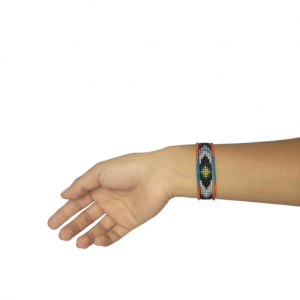 pulsera hecha a mano en tonos azul naranja y blanco