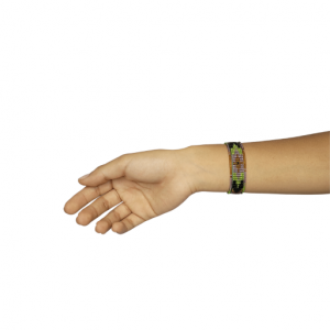pulsera elaborada en chaquira mostacilla en hermosos tonos lila y verde
