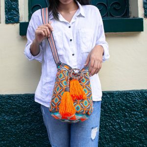 Mochila Wayuu mediana un hilo colores naranja y verde 5 Mochila bolso Wayuu mediana