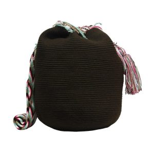 Bolso Mochila Wayuu unicolor café oscuro 2 mochila wayuu un color cafe