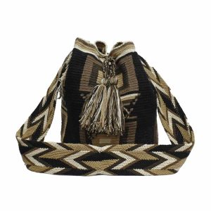Mochila Wayuu en tonos cafe 2 Mochila Wayuu colors brown