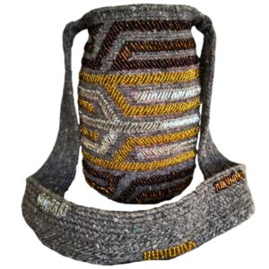 Mochila Kankuama gris adornada con piedras Chaquiras 2 Mochila Kankuama gris