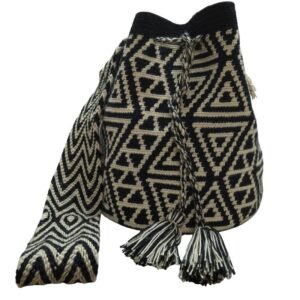 Mochila Wayuu colombiana colores tierra beige y negro 1 Mochila Wayuu colores tierra beige y negro