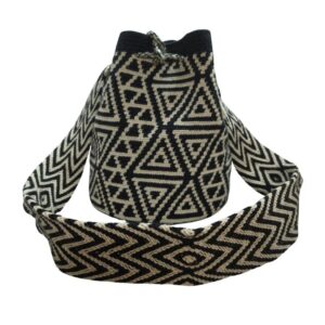 Mochila Wayuu colombiana colores tierra beige y negro 2 Mochila Wayuu colores tierra